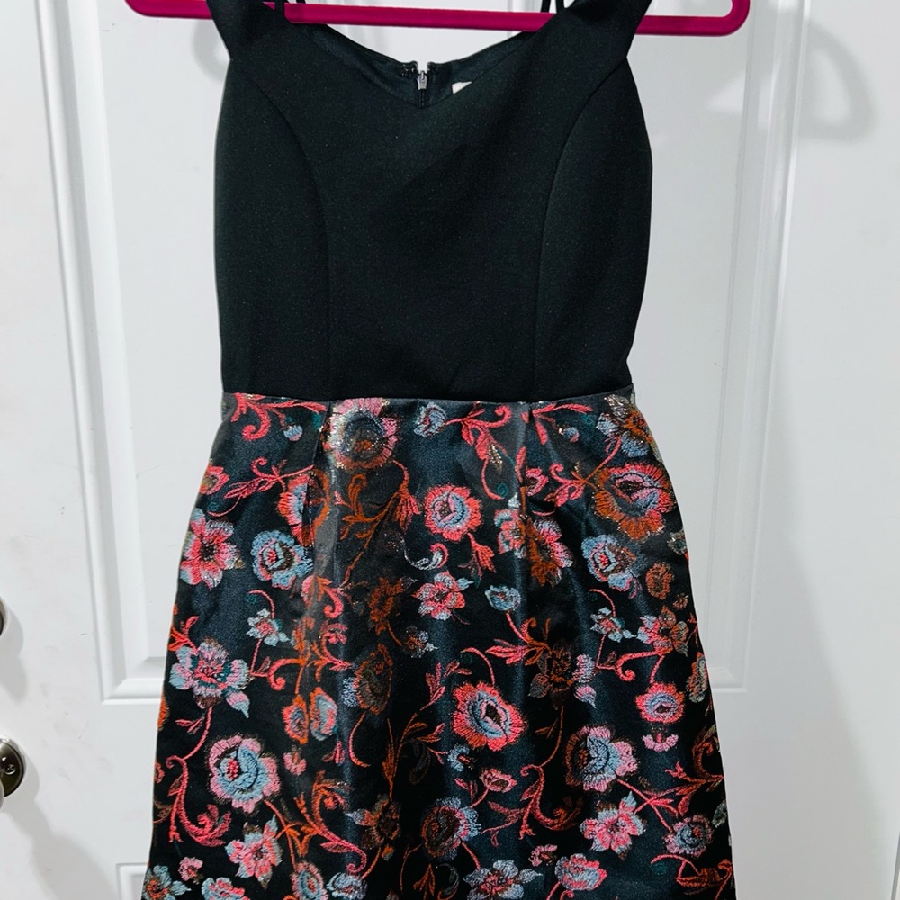Floral Black and Red midi dress. With pockets Francesca’s collection size small